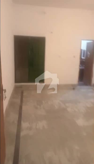 علی پارک کینٹ,لاہور میں 2 کمروں کا 10 مرلہ بالائی پورشن 65.0 ہزار میں کرایہ پر دستیاب ہے۔