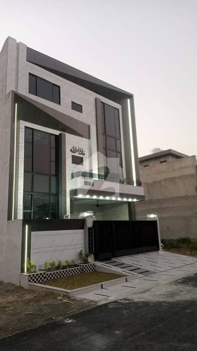 10 MARLA DOUBLE STORY BRAND NEW HOUSE FOR SALE