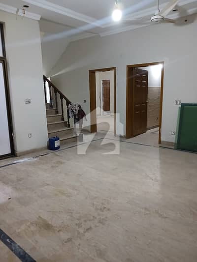 ریونیو سوسائٹی - بلاک اے ریوینیو سوسائٹی,لاہور میں 4 کمروں کا 10 مرلہ مکان 1.7 لاکھ میں کرایہ پر دستیاب ہے۔