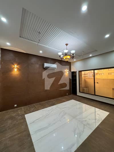 Ready to move 272sq yd 5Bedroom DDL Luxury Villa FOR SALE. Only 3km from Main Entrance of BTK. Near MIDWAY Commercial, Parks, Masjid and Gallery. Ready to move 272sq yd 5Bedroom DDL Luxury Villa FOR SALE. Only 3km from Main Entrance of BTK. Near MIDWAY Commercial, Parks, Masjid and Gallery.
