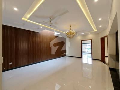 Reasonable Price 1 Kanal Triple Storey House For Rent ( Gas & Water Boring Available) 6 Car'S Parking Space Available BEST Location This House