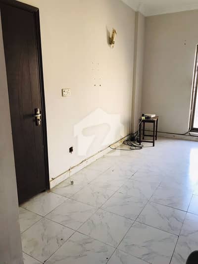 studio 2 2bedroom lounge kitchen renovated next to corner building main road enternce rent
