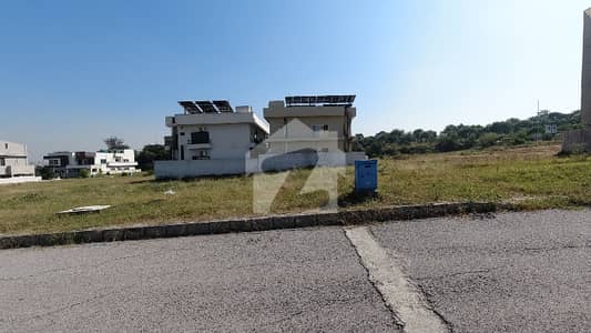 Facing Park Residential Plot For sale In Rs. 39500000