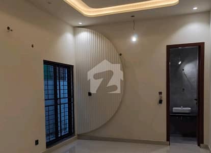 Prime Location 10 Marla House In Only Rs. 65000000