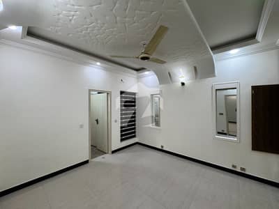 بحریہ ٹاؤن فیز 8 بحریہ ٹاؤن راولپنڈی,راولپنڈی میں 5 کمروں کا 10 مرلہ مکان 4.35 کروڑ میں برائے فروخت۔