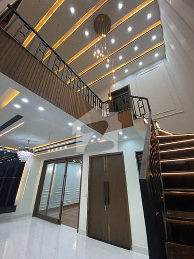 کینال روڈ فیصل آباد میں 2 کنال Studio عمارت 8.0 لاکھ میں کرایہ پر دستیاب ہے۔