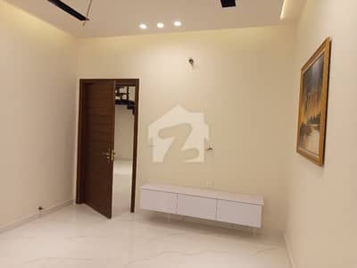 ایڈن ویلی فیصل آباد میں 4 مرلہ Studio مکان 2.25 کروڑ میں برائے فروخت۔
