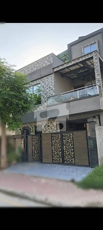 بحریہ ٹاؤن سیکٹر ای بحریہ ٹاؤن,لاہور میں 3 کمروں کا 5 مرلہ مکان 2.5 کروڑ میں برائے فروخت۔