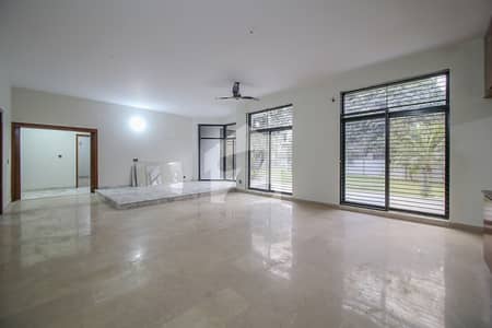 KANAL TOP LOCATION NEAR MARKET & PARK FOR SALE WITH REAONABLE DEAL
