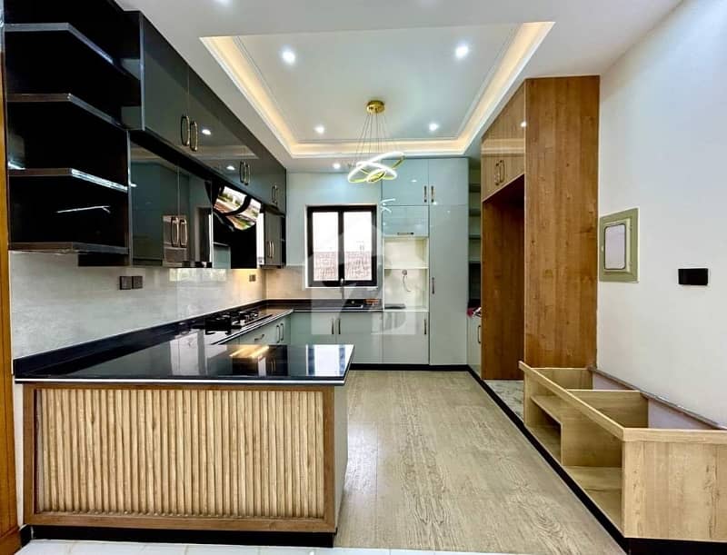 فیصل ٹاؤن - ایف ۔ 18 اسلام آباد میں 5 کمروں کا 8 مرلہ مکان 3.5 کروڑ میں برائے فروخت۔ فیصل ٹاؤن - ایف ۔ 18 اسلام آباد میں 5 کمروں کا 8 مرلہ مکان 3.5 کروڑ میں برائے فروخت۔