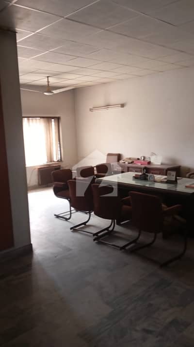 8 MARLA CORNER USED HOUSE IN GOOD CONDITION FOR SALE