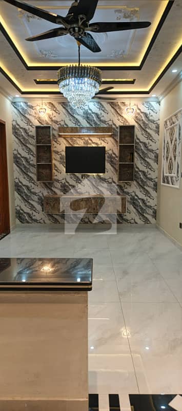 5 MARLA BRAND NEW FACING PARK HOUSE FOR SALE NEAR AT MAIN COLLAGE ROAD