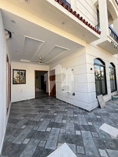 H BLOCK Near Commercial Down Town  5 Marla New Modern Villa for Sale  5 Bed attached Bath Drawing Room  One Kitchen  Dimensions: 2650 Street 40 Wide  Attached Botanical Gardens  Natural Environment  Water & Electricity available