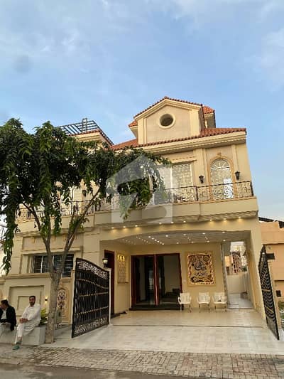 ٹاپ سٹی 1 اسلام آباد میں 5 کمروں کا 10 مرلہ مکان 5.8 کروڑ میں برائے فروخت۔