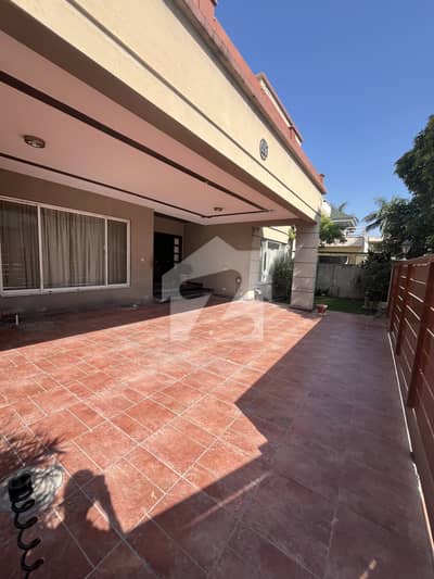 E-11/3 triple storey Kanal house 7 bed