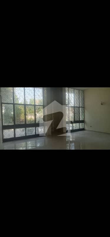 مسلم ٹاؤن لاہور میں 4 کمروں کا 2 کنال مکان 2.5 لاکھ میں کرایہ پر دستیاب ہے۔