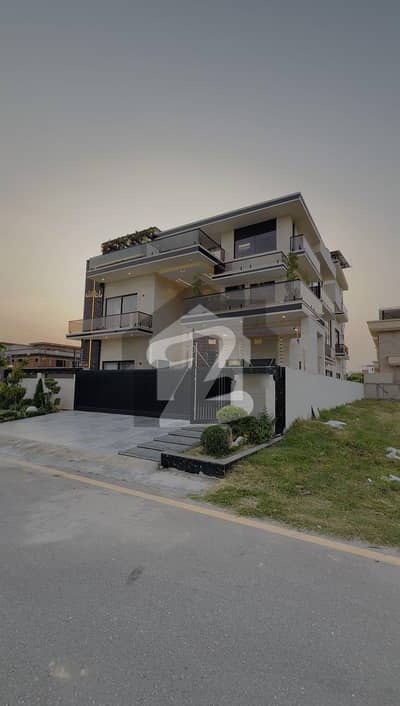 1 Kanal Ultra Modern Hosue Available Fully Furnished