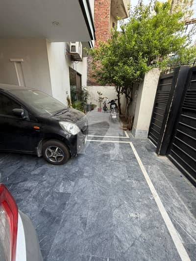 Prime Location House 10 Marla For sale In Marghzar Officers Colony