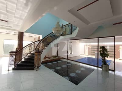 1000sq yd Luxury Villa with Designer Kitchen, Washroom and Elevation. Ready to Move