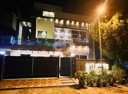 10 MARLA LIKE A BRAND NEW UPPER PORTION AVAILABLE FOR RENT PRIME LOCATION AT BAHRIA TOWN LAHORE