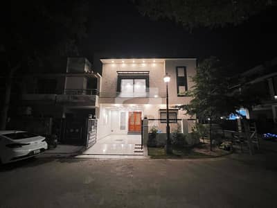 لیک سٹی رائیونڈ روڈ,لاہور میں 5 کمروں کا 6 مرلہ مکان 1.65 لاکھ میں کرایہ پر دستیاب ہے۔