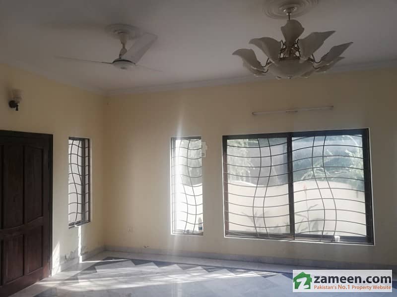 اسلام آباد - مری ایکسپریس وے اسلام آباد میں 6 کمروں کا 1.67 کنال مکان 1.4 کروڑ میں برائے فروخت۔