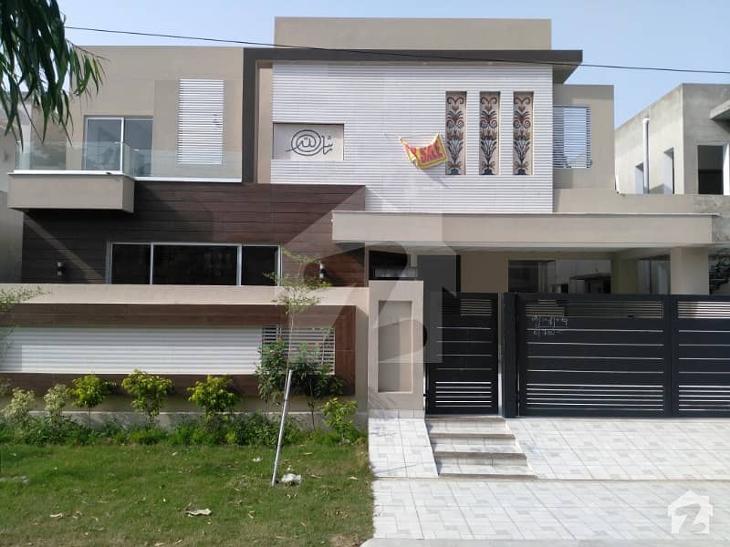 1 Kanal Luxurious Bungalow Facing Park Nfc Phase 1