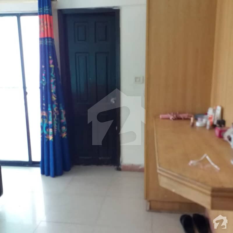 Semi Furnished 950 Sq Ft 3 Bed Rooms Flat Available For Sale