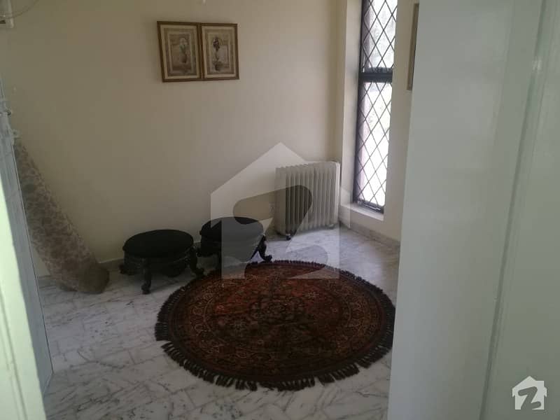 Cantt Near Mall of Lahore 24 Marla upper portion for rent