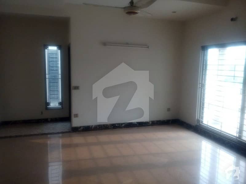 HOT OFFER 1 Kanal ALMOST NEW UPPER Portion in Valancia Town BLOCK C1 Near Park at prime location