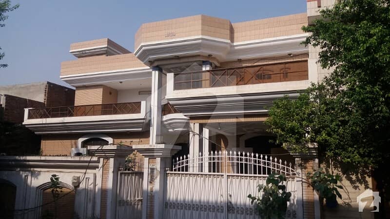 مسلم ٹاؤن فیصل آباد میں 15 مرلہ مکان 2. 5 کروڑ میں برائے فروخت۔