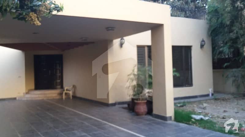 کینٹ لاہور میں 5 کمروں کا 1. 2 کنال مکان 2. 5 لاکھ میں کرایہ پر دستیاب ہے۔