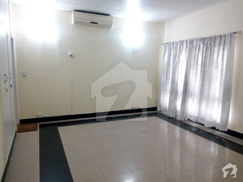 Semi Furnished 2 Bed Rooms Old House's Upper Portion With Separate Gate