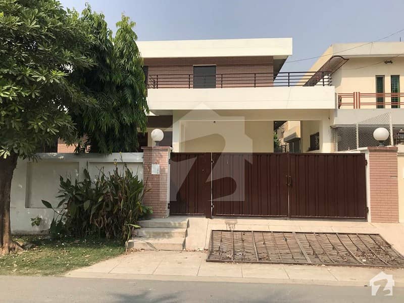 One Kanal House Ideal Location Avialable For Rent