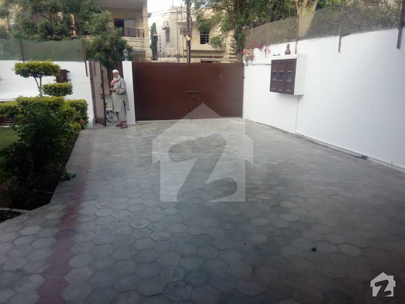 500 Sq Yard Well Maintained Out Class Furnished Room For Bachelor At Khayaban Ittehad
