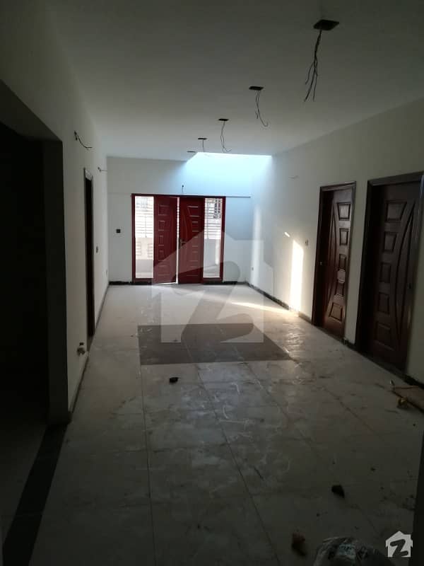 3 Bed D/D Flat With Top Roof For Sale