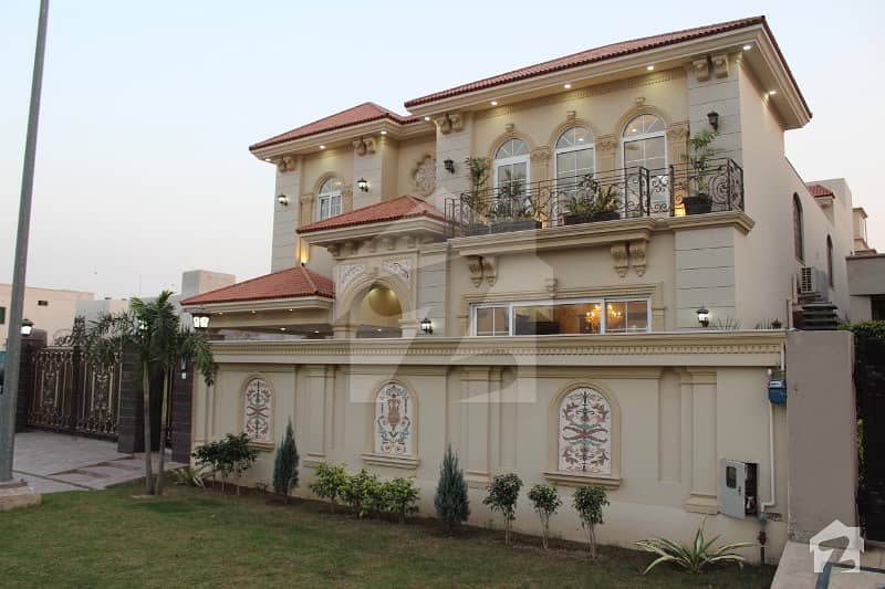 ڈی ایچ اے فیز 5 - بلاک سی فیز 5 ڈیفنس (ڈی ایچ اے) لاہور میں 5 کمروں کا 1 کنال مکان 6.6 کروڑ میں برائے فروخت۔