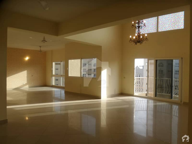 Well Maintained Penthouse With Pool For Rent In Creek Vista