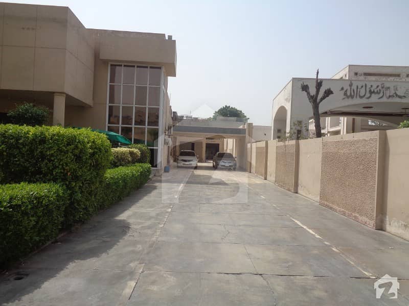 4 And Half Kanal Bungalow Available For Sale At D Ground Faisalabad