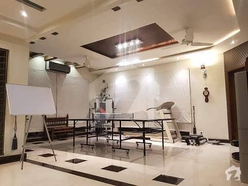 ڈی ایچ اے فیز 4 ڈیفنس (ڈی ایچ اے) لاہور میں 5 کمروں کا 1 کنال مکان 2.5 لاکھ میں کرایہ پر دستیاب ہے۔