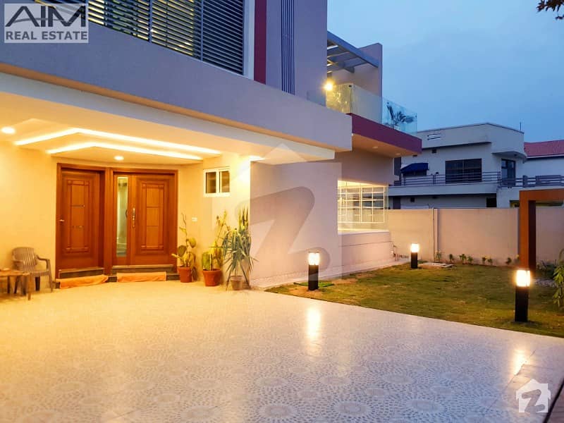 Luxury 1 Kanal House For Sale With Decorated Lawn