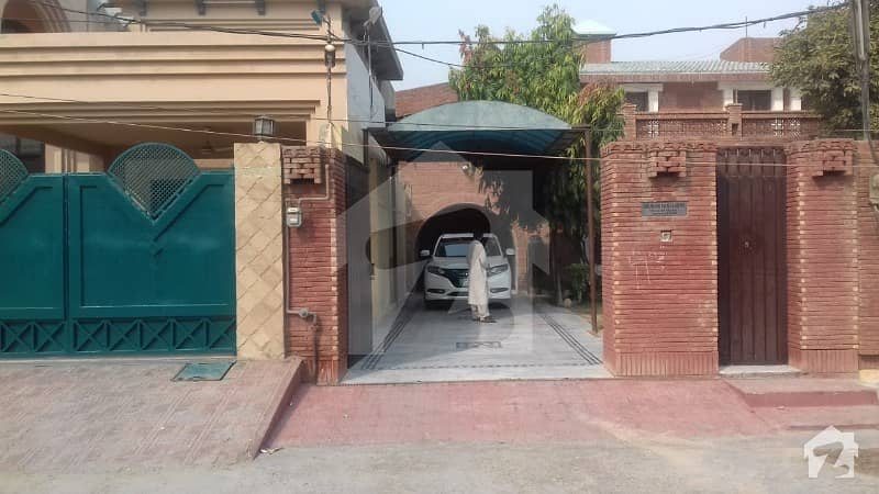 سعید کالونی فیصل آباد میں 5 کمروں کا 1.12 کنال مکان 4 کروڑ میں برائے فروخت۔