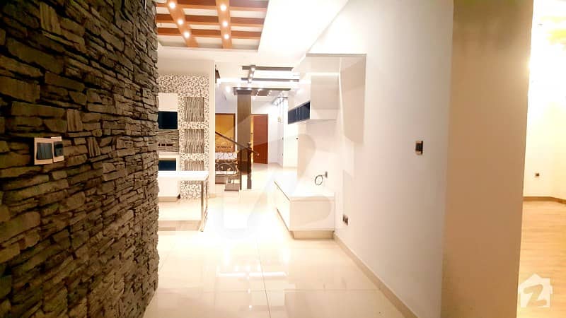 Corner 1st Belt Off Qasim Classy Owner Built Brand New With Basement 1000 Yards Villa