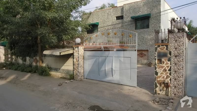 گلبرگ لاہور میں 11 کمروں کا 4 کنال مکان 32 کروڑ میں برائے فروخت۔