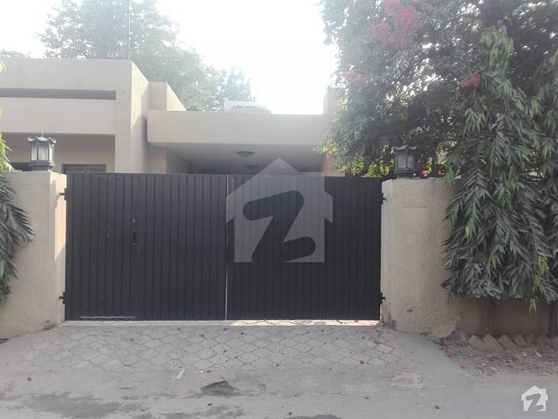 کینٹ لاہور میں 3 کمروں کا 2 کنال مکان 14 کروڑ میں برائے فروخت۔ کینٹ لاہور میں 3 کمروں کا 2 کنال مکان 14 کروڑ میں برائے فروخت۔