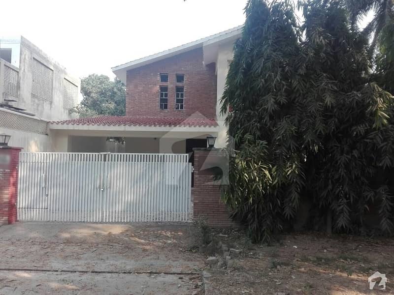 کینٹ لاہور میں 4 کمروں کا 1.2 کنال مکان 1.5 لاکھ میں کرایہ پر دستیاب ہے۔