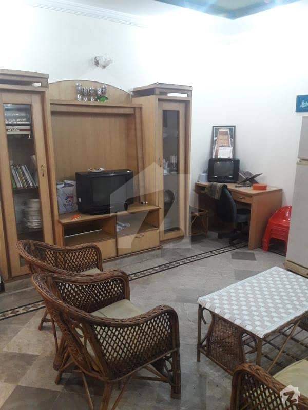 پی آئی اے ہاؤسنگ سکیم لاہور میں 4 کمروں کا 10 مرلہ مکان 1. 45 کروڑ میں برائے فروخت۔