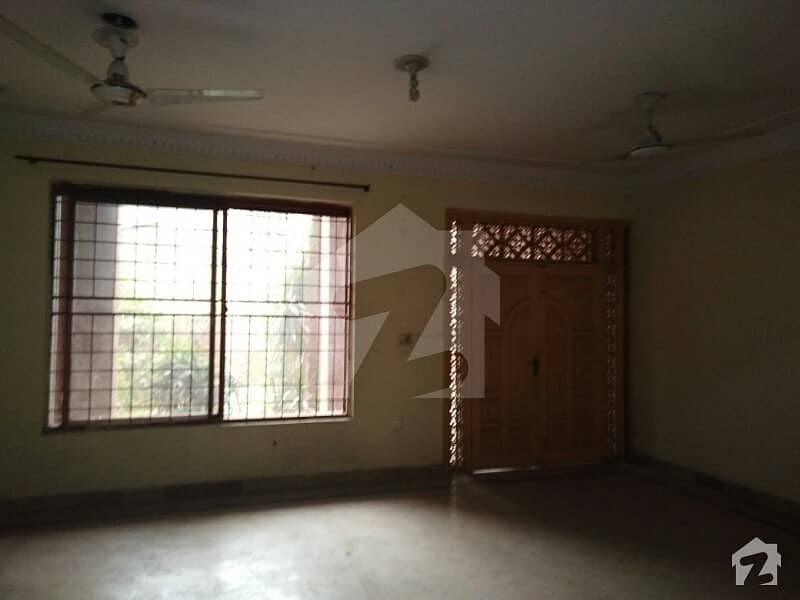 نواب ٹاؤن لاہور میں 4 کمروں کا 10 مرلہ مکان 55 ہزار میں کرایہ پر دستیاب ہے۔