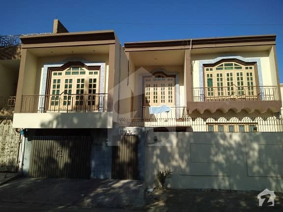 مدینہ ٹاؤن فیصل آباد میں 5 کمروں کا 10 مرلہ مکان 3. 5 کروڑ میں برائے فروخت۔