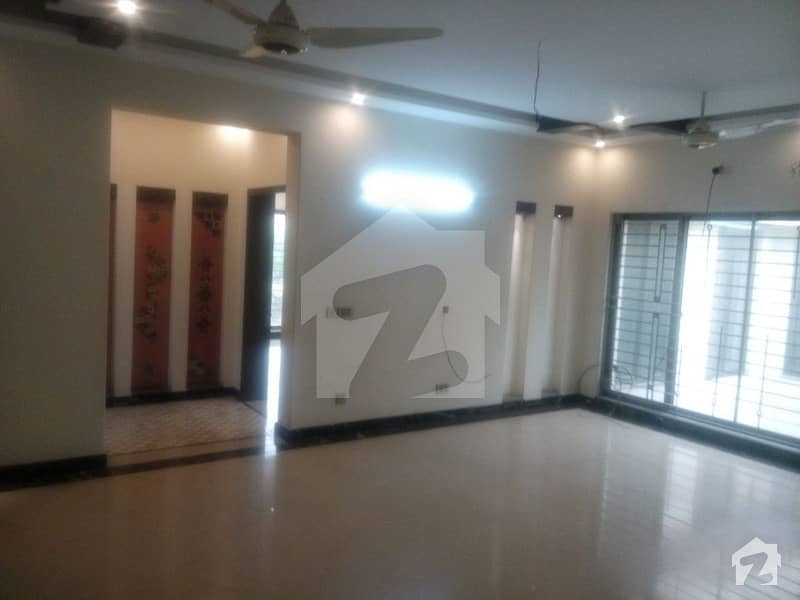 HOT OFFER 1 Kanal ALMOST NEW UPPER Portion in Valancia Town BLOCK E Near Park at prime location